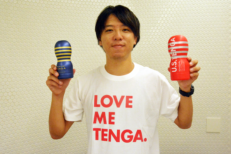 画像：TENGAさんにお土産をいただいて、すごく嬉しそうな一郎さん。